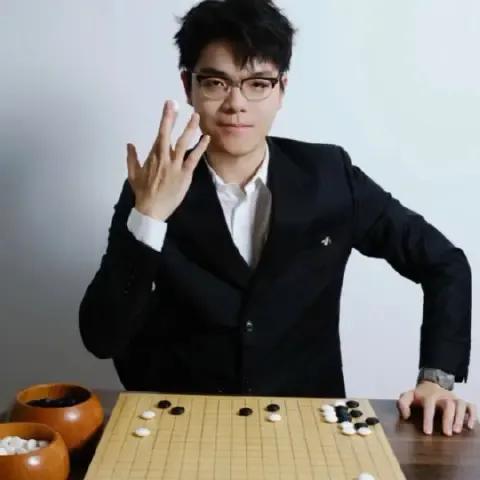 现在日韩围棋高手只有寥寥几个，中国棋坛体量、厚度、生态都是绝对大头，加上AI的作