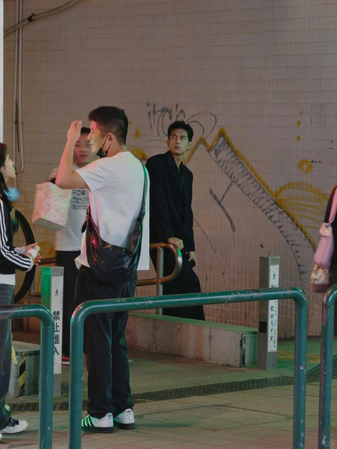 路人给李现拍出了故事感大片李现简直是生图战神，路人随手举手机抓拍，没有精修没有打