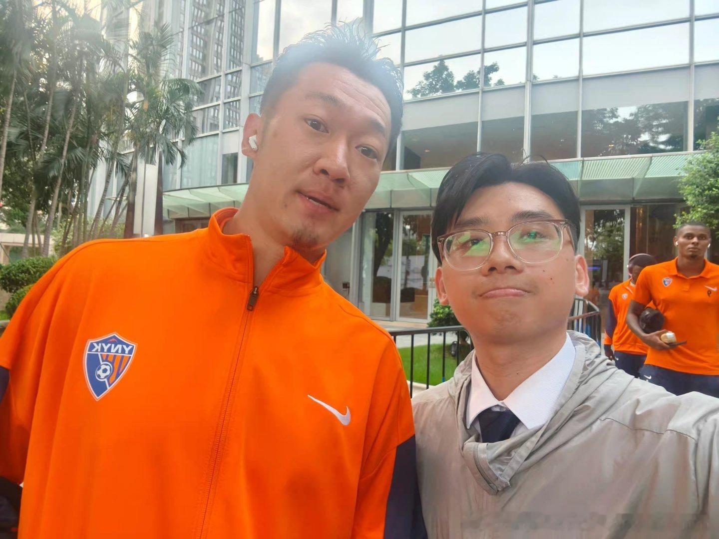 散是满天星，聚是一段情从中冠到中乙、中甲、中超广州队球迷追着熟悉的身影跑遍球场每