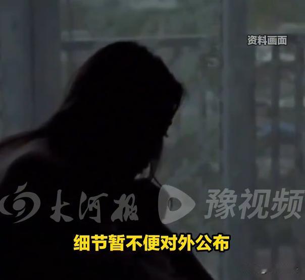 山东青岛，女子跟男友谈恋爱，期间男友跟前女友偶尔还有联系，女子看到前女友还挺漂亮
