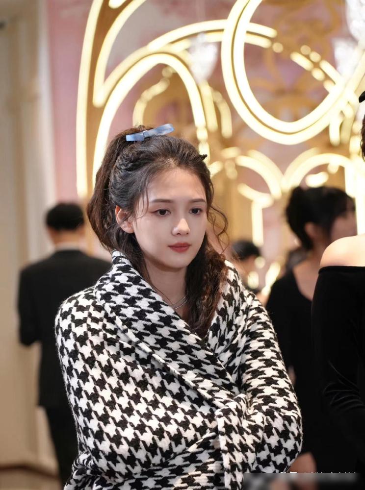 别看她演短剧时和何健麒对戏温柔。监控里，她对讨薪的女助理连扇耳光，抡拳头。事