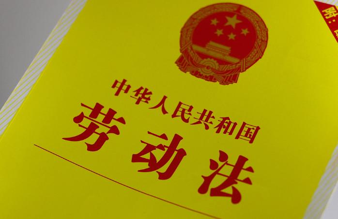 说个扎心真相：按劳动法交社保、给双休的企业，反而快活不下去了。为什么？因为隔壁企