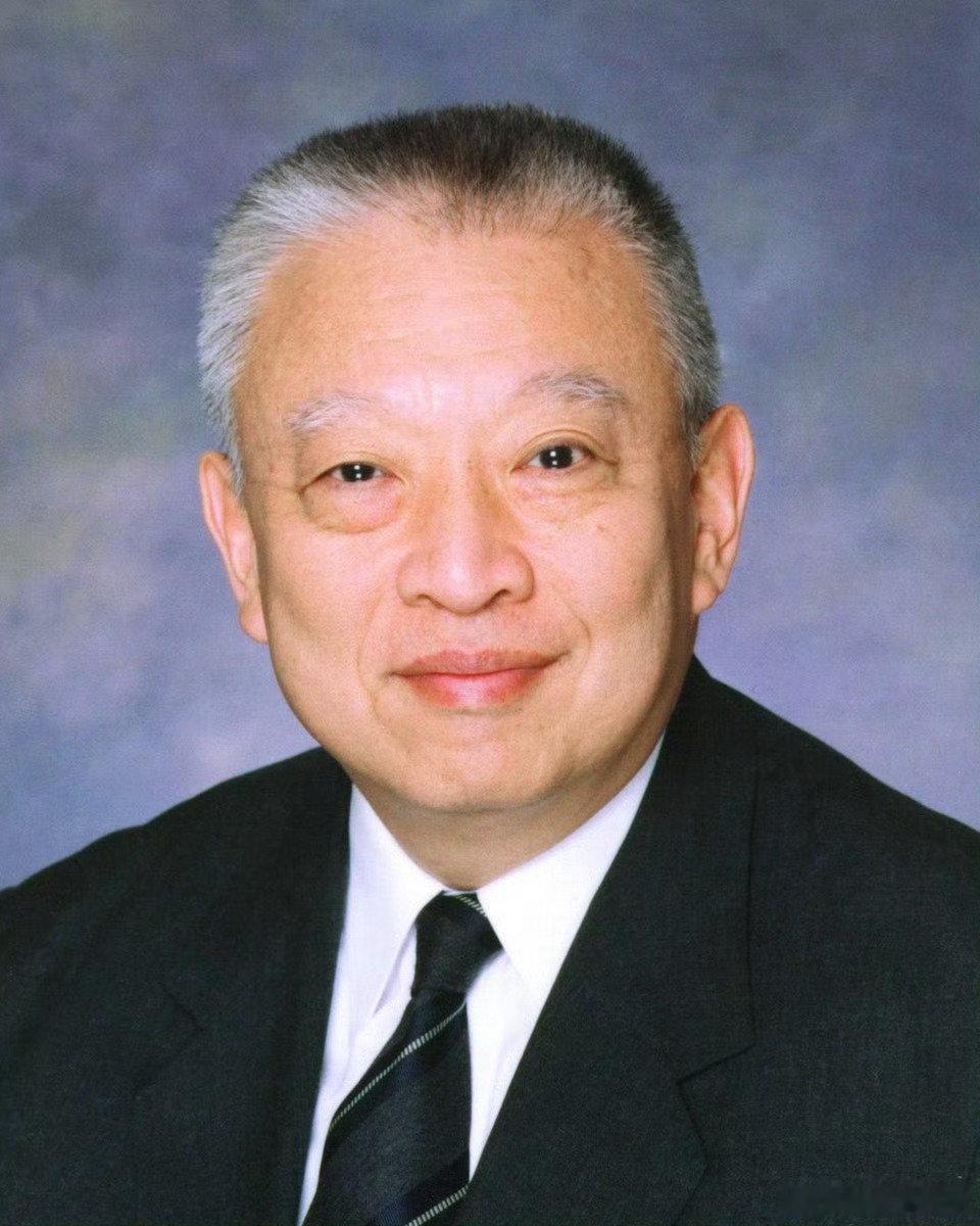 董先生这是顶级了#董建华治丧委员会名单#2006年，霍英东在北京逝世，灵柩覆盖五星红旗，按国葬规格下