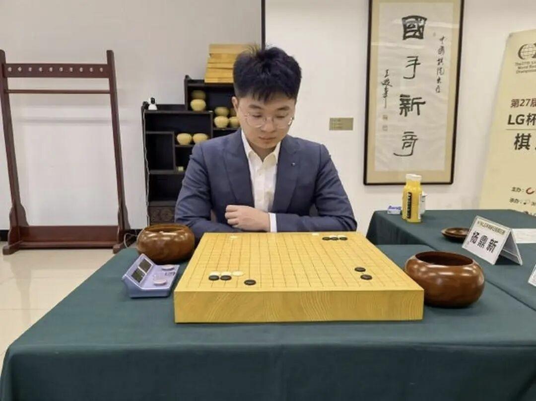 “农心杯”围棋擂台赛快讯好个杨鼎新，在和日本先锋福冈航太郎交手到了1