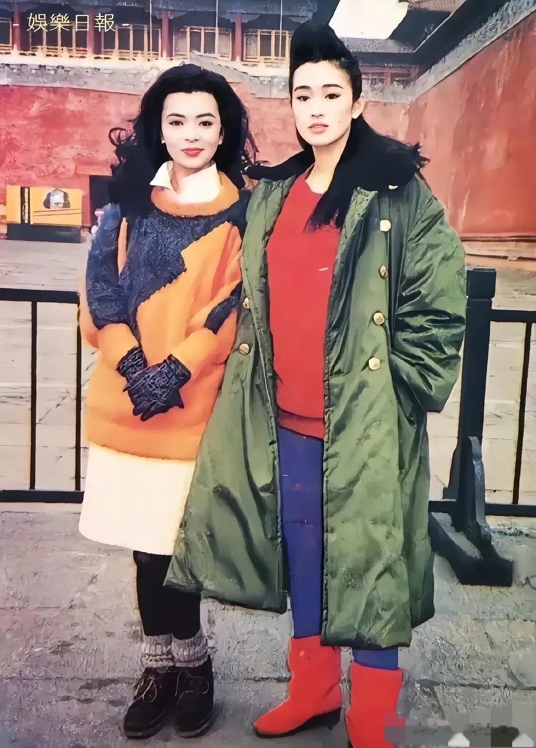 这个是陈玉莲和巩俐1989年的一张合照。当时没有美颜滤镜，两人都是原生态的颜值，