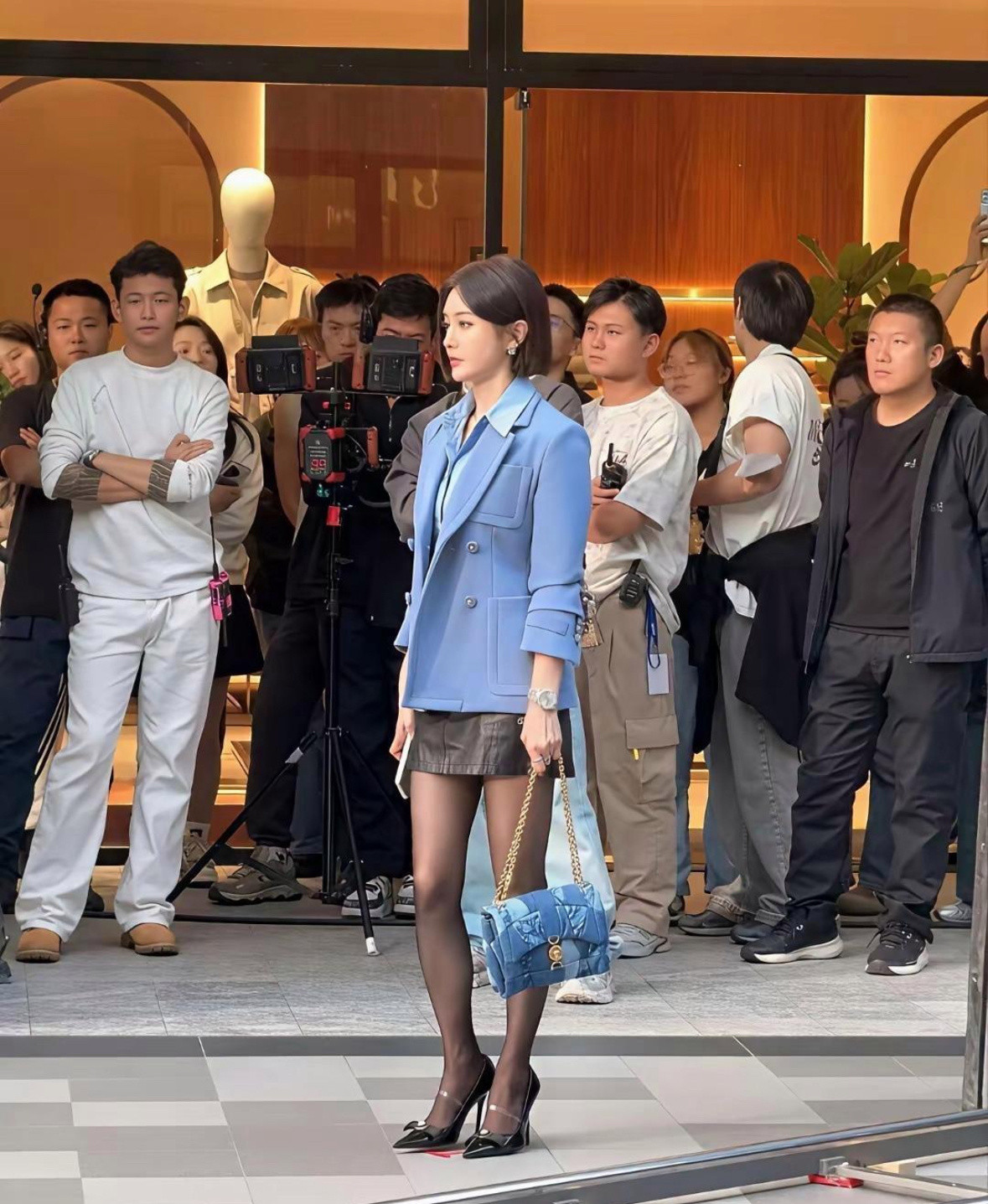 秦岚，脚上为什么缠着绷带，身材太好了吧