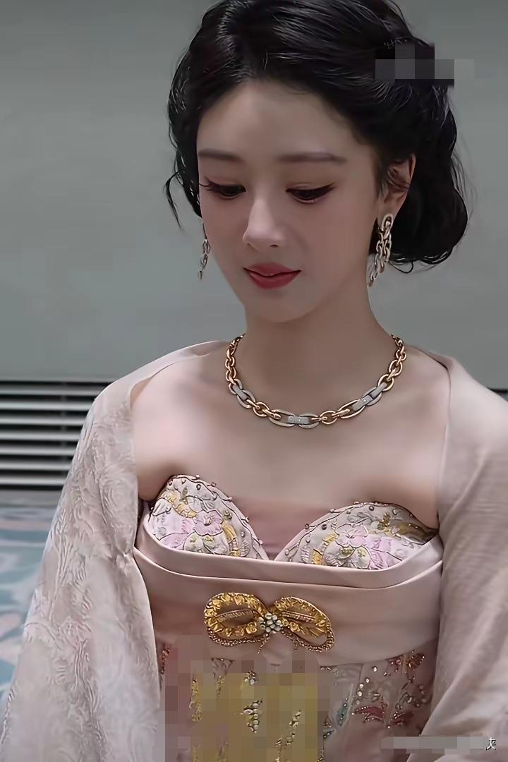 我天，这是什么高定奢侈品裙子，把我们杨紫穿的这么难受啊。还价格不菲几大十万啊！真