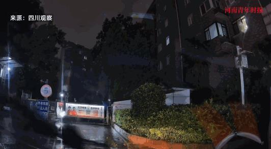 “福大命大！”6月28日，湖北武汉，一男子在停车场用手机发语音，谁知天空突然亮如