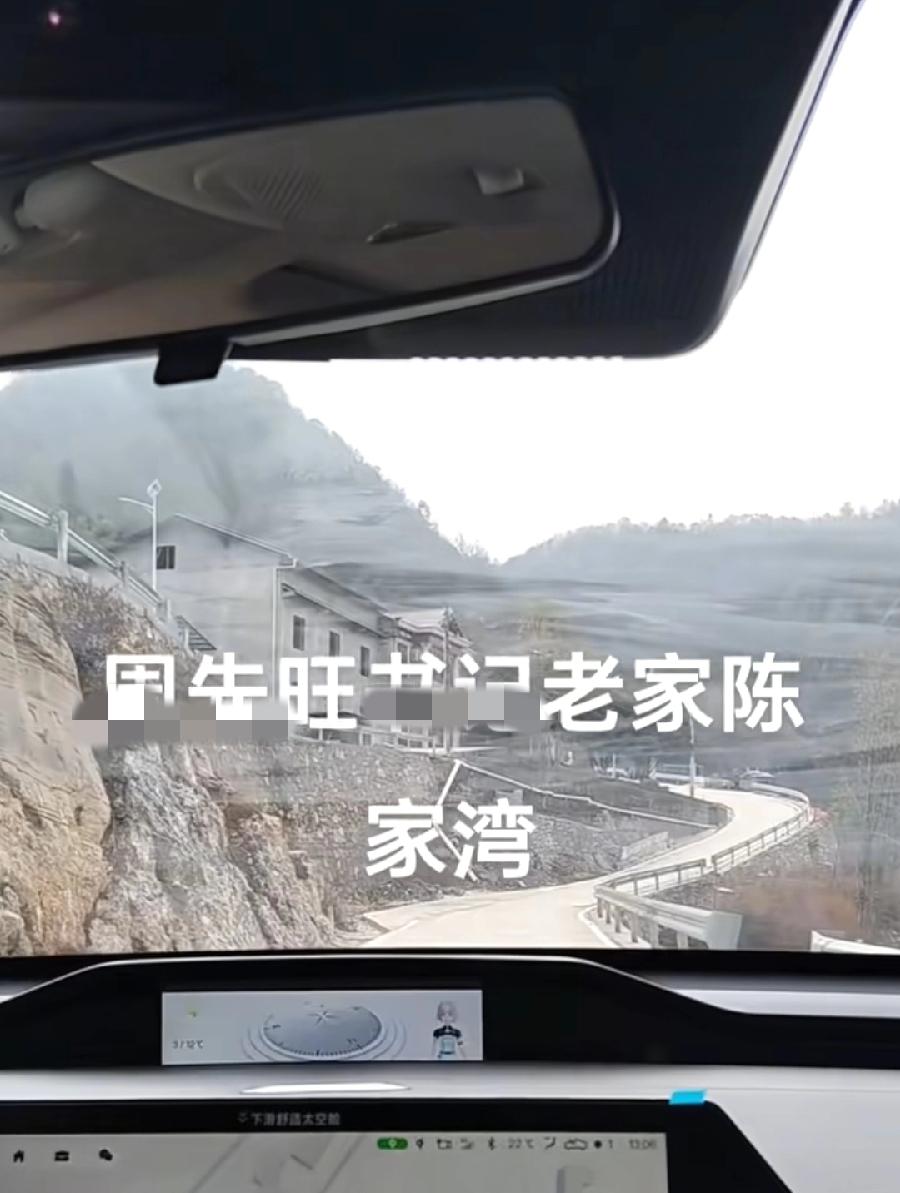 武汉周先王老家，恩施高坪镇陈家湾，老宅位于山坡上，尖顶独栋洋房小别墅，下方是石头