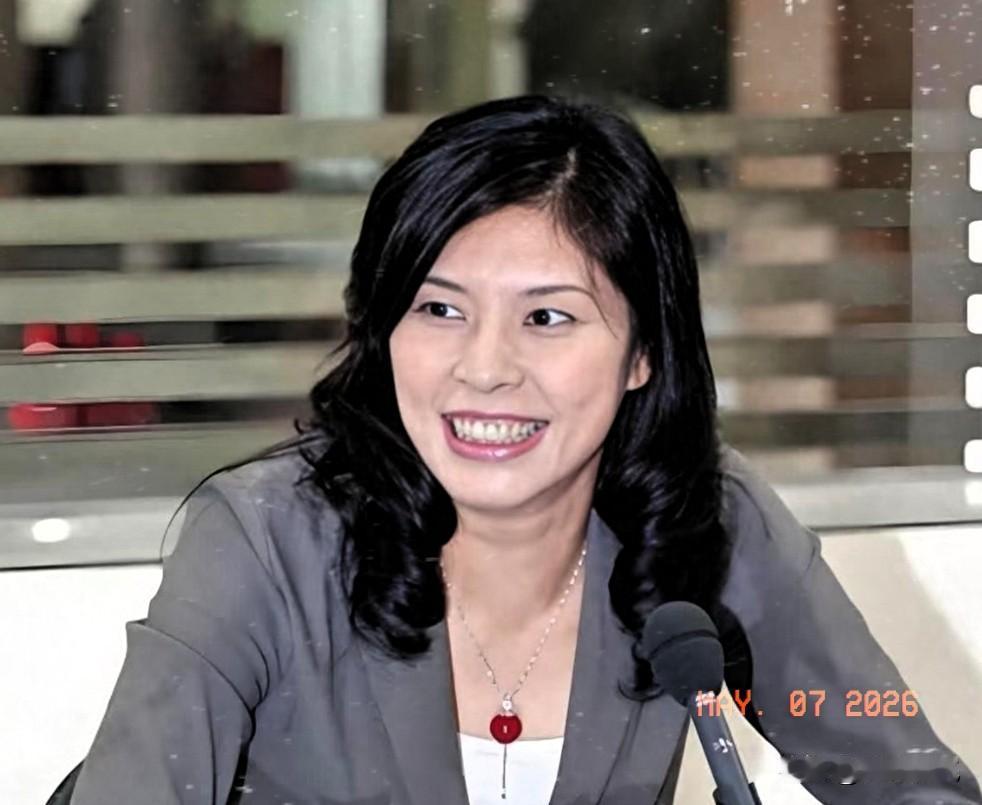 郑丽文对着镜头喊出“我不想在大陆和美国之间二选一”！很多人以为这是务实的中间路线