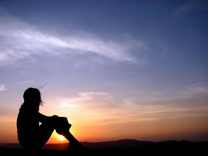 人在低谷的时候，一定要守住自己那残余不多的能量。不要宣扬自己的苦，不要向别人诉说