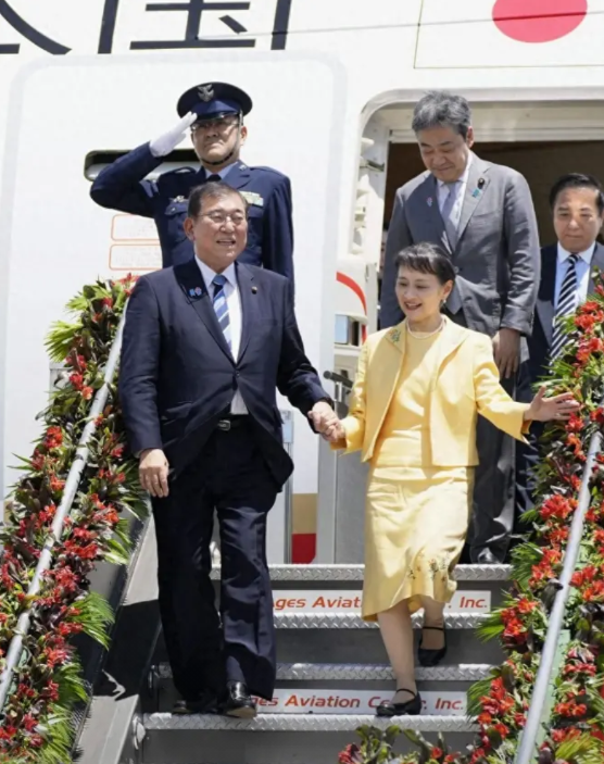 日菲“勾肩搭背”，开始搞情报共享，三重算计，解放军不得不防日本首相石破茂亲赴