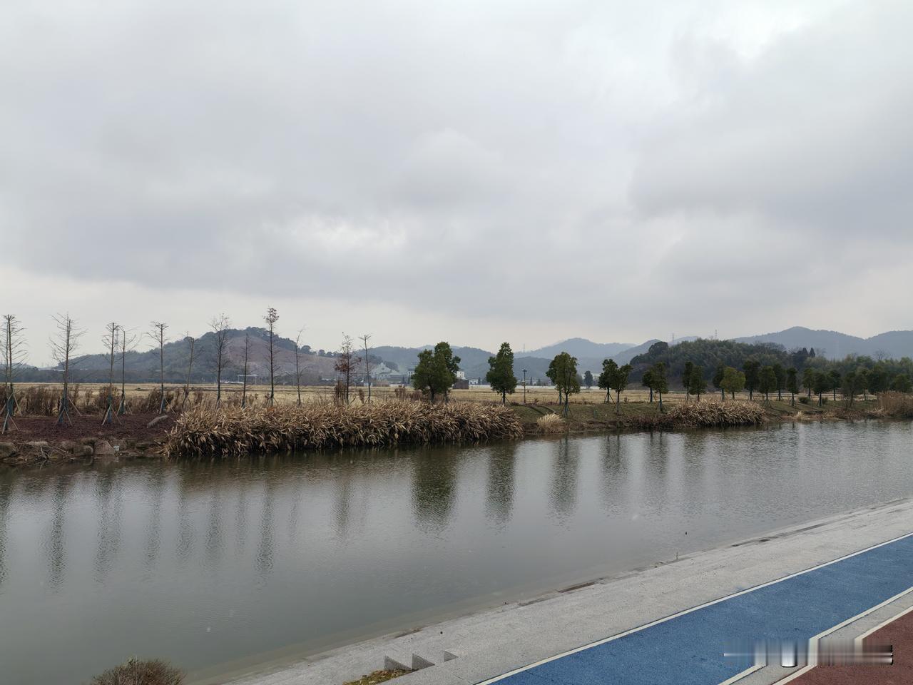 不是不报，时候未到，小三的报应迟早会来闺蜜今天一起爬山，聊到她堂姐，堂姐今年