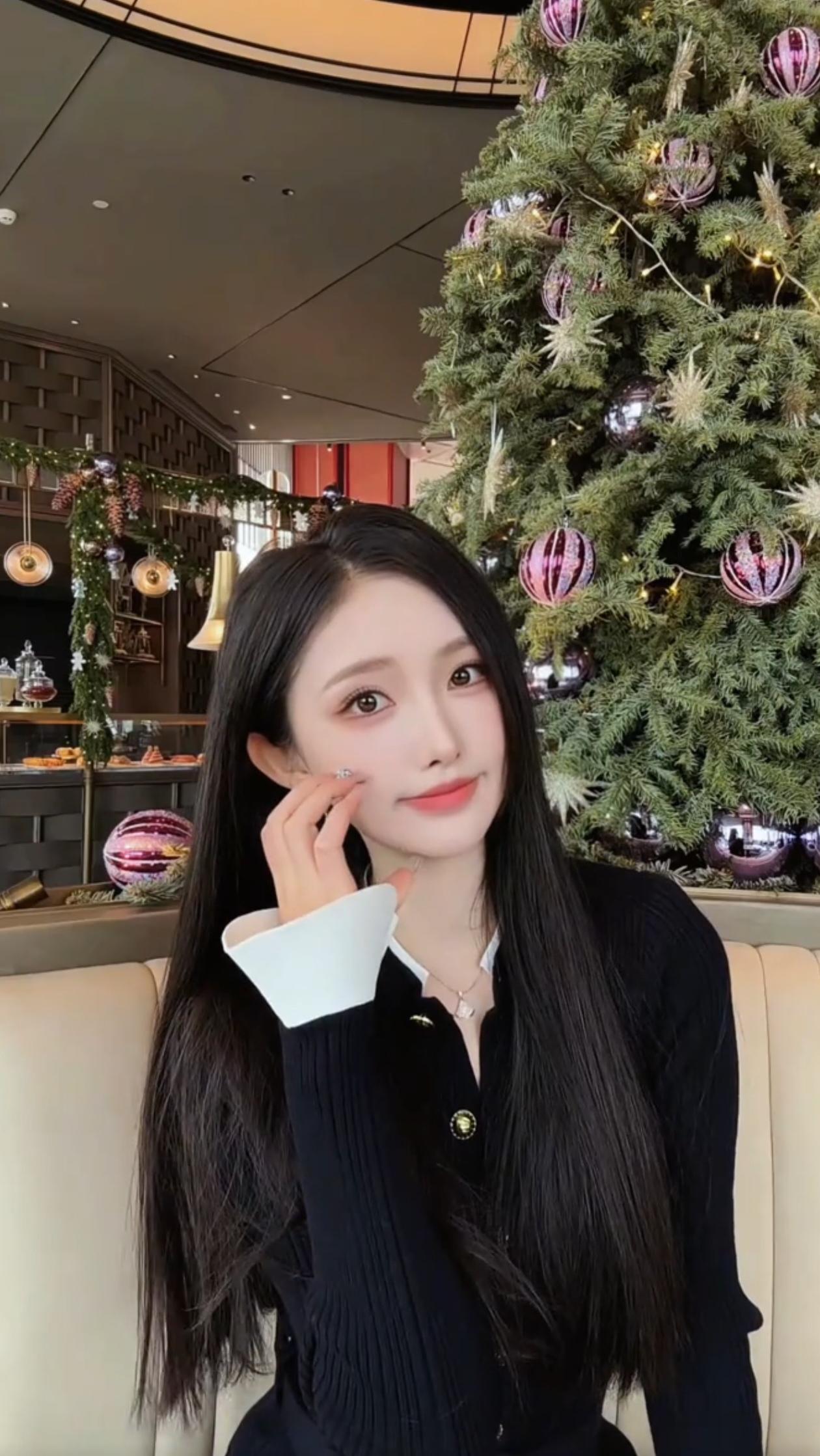 圣诞氛围下的优雅自拍，温暖而甜美