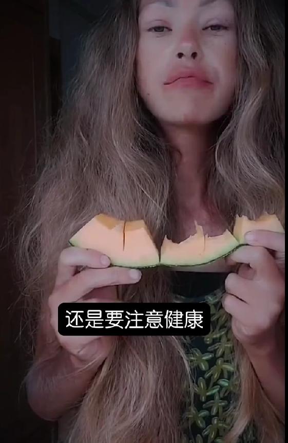 44斤！27随学霸吃水果8年惨死酒店，指甲烂牙齿掉，粉丝还夸她锁骨美2
