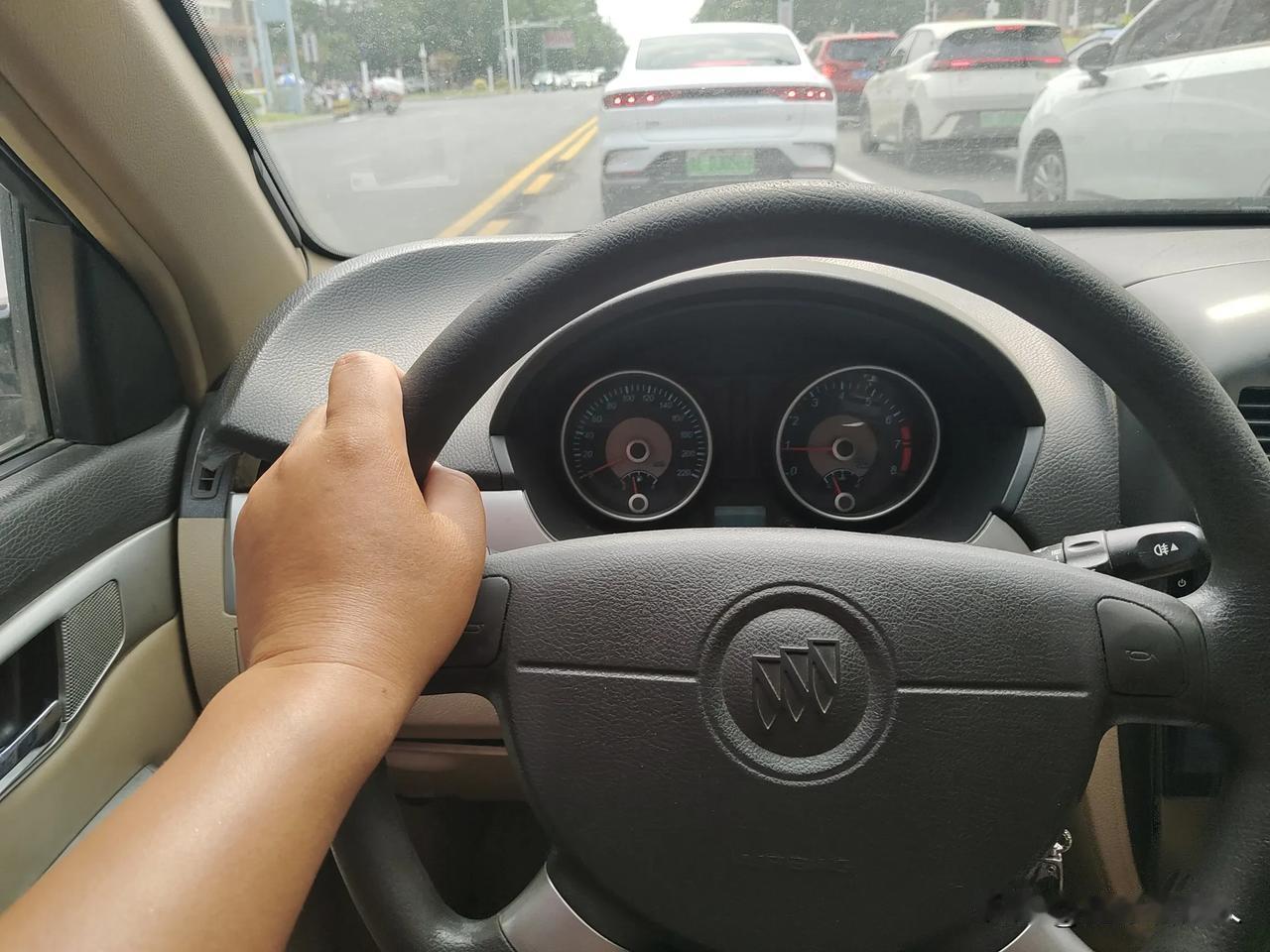 我喜欢左手开车！老司机开车时一般都是一只手握方向盘，另一只手臂要么搭在车窗上，