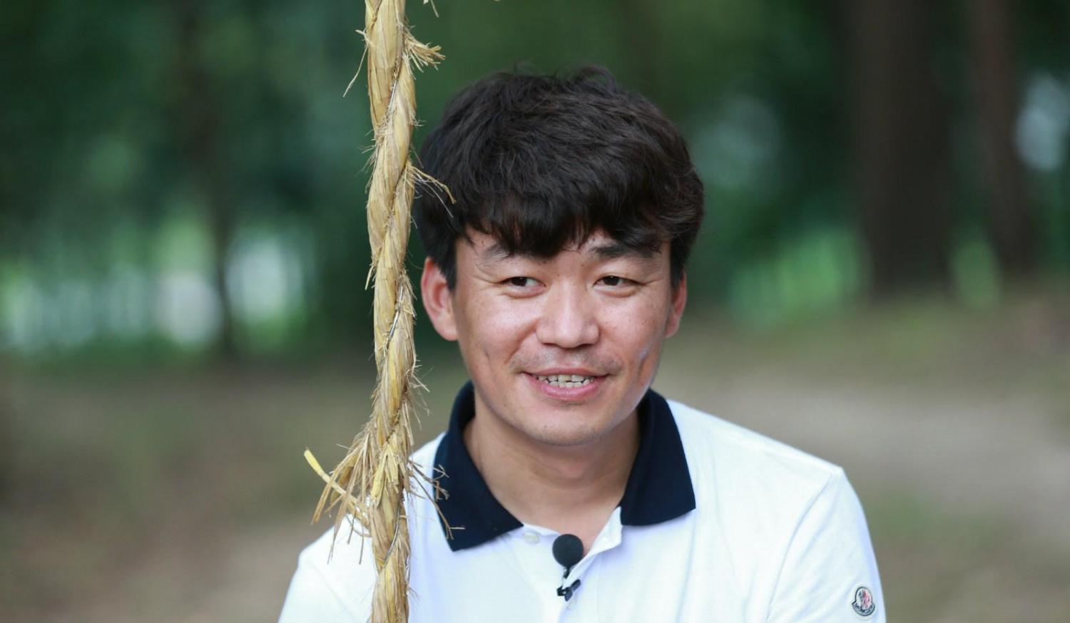 王宝强成名前，走在路上玩手机时，曾遇到过三个流氓。几人一边骂一边准备拦截他，王宝