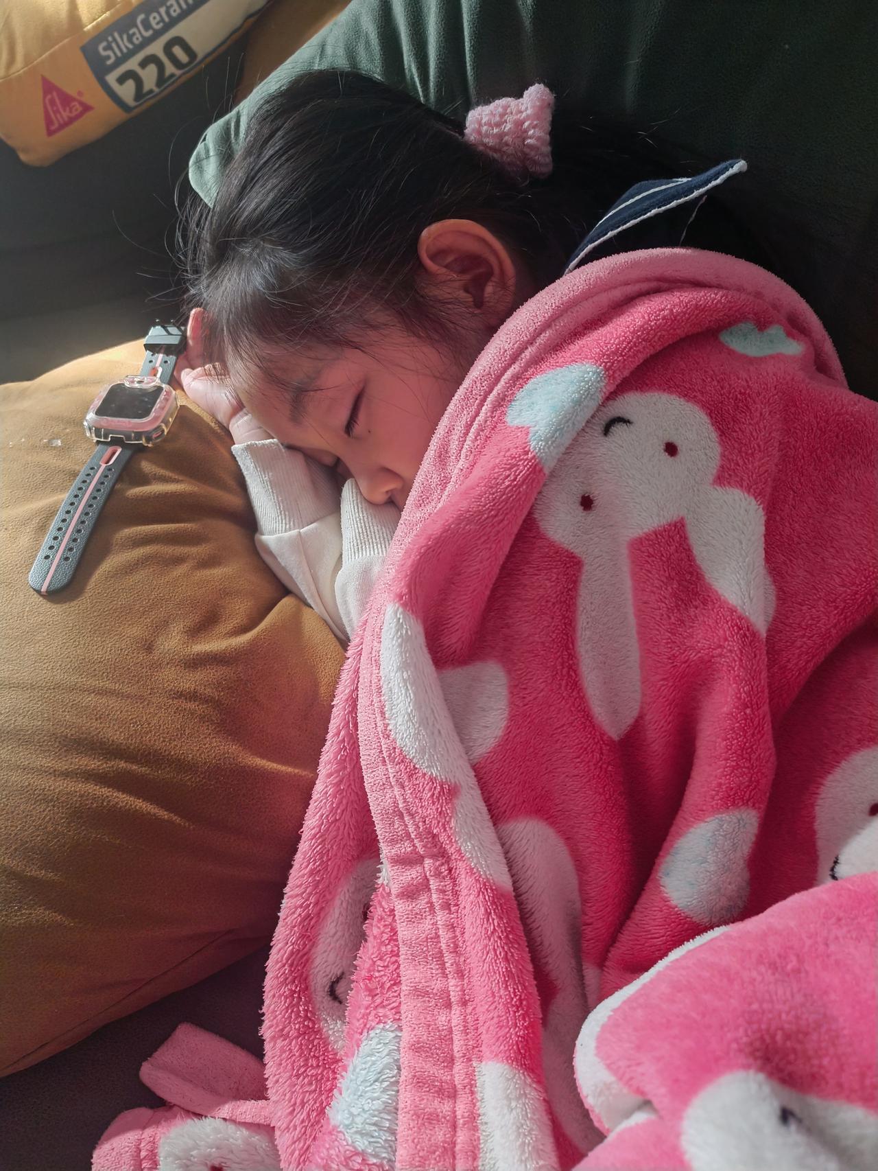 孩子高烧不退，平均6个小时吃一次退烧药。39.5℃吃了退烧药只能退到38.5℃。