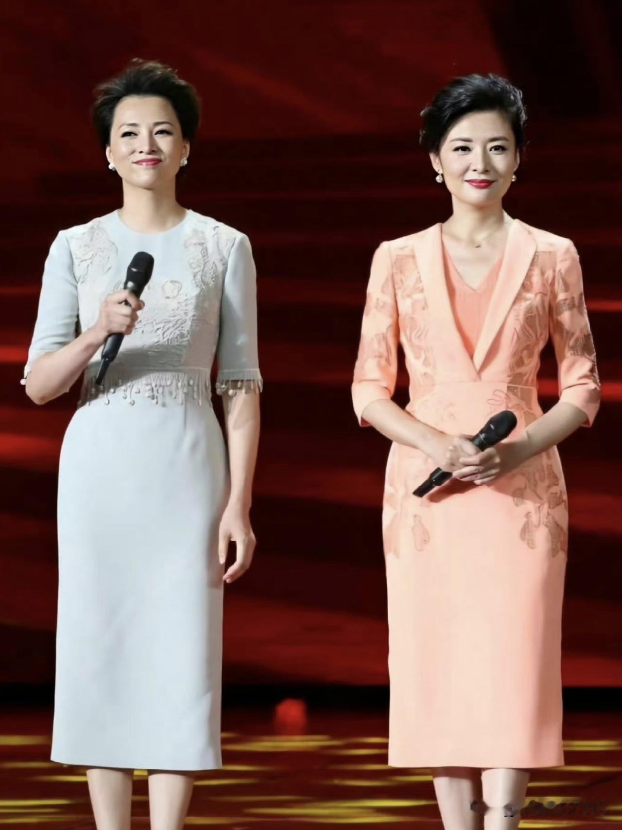 她们是央视舞台上熠熠生辉的双姝，周涛端庄大气稳控全场，董卿腹有诗书气韵悠然，二人