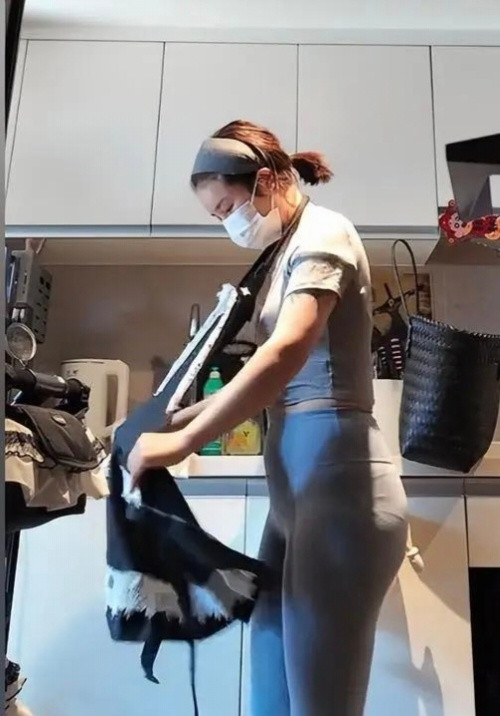 女子称穿瑜伽服上门做饭不是为流量怪不得现在赚不到钱了，原来是思路没打开呀。为了