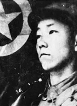1953年，美国顶级狙击手艾克上校在一次射击中打中了一名志愿军战士，让其掉进了壕