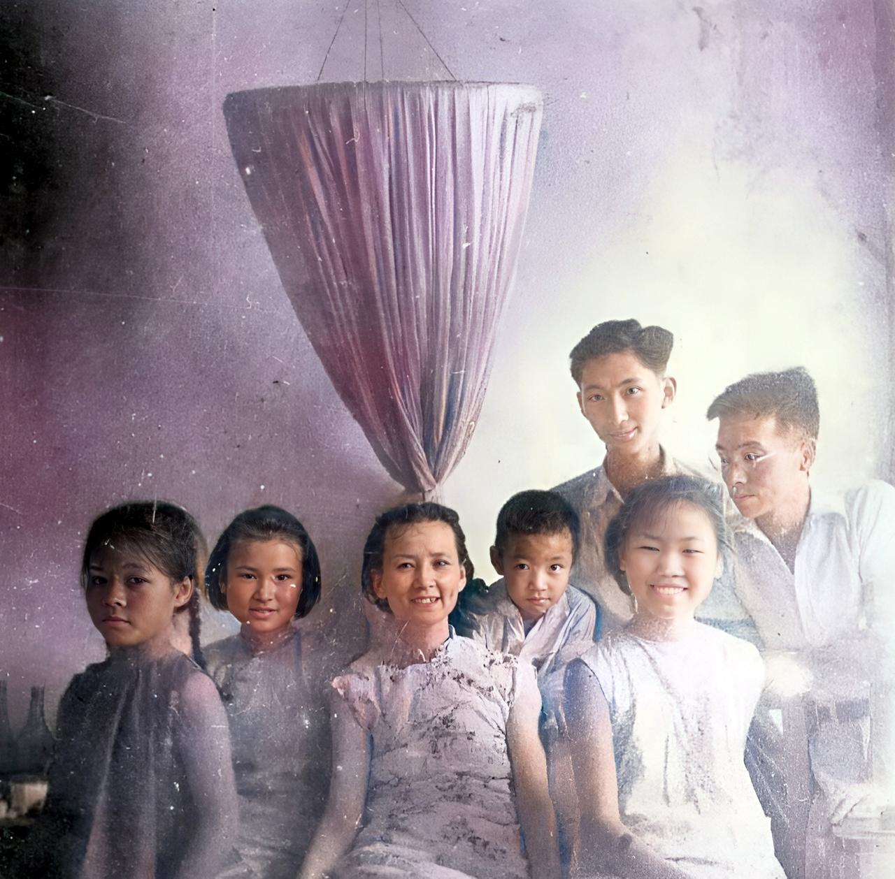 这张照片拍摄于1942年的李庄古镇。照片中，林徽因看似红光满面，精神不错，实际上