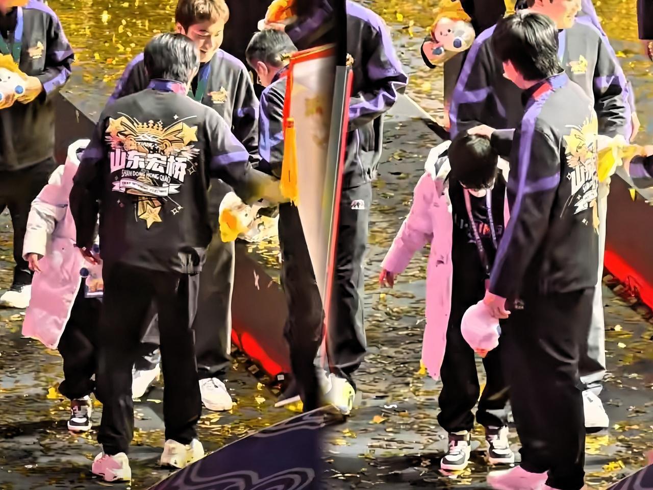 你快看！头头这心细的～刚顾完凉皮下台阶，一回头又赶紧去搀尹导，这一老一小