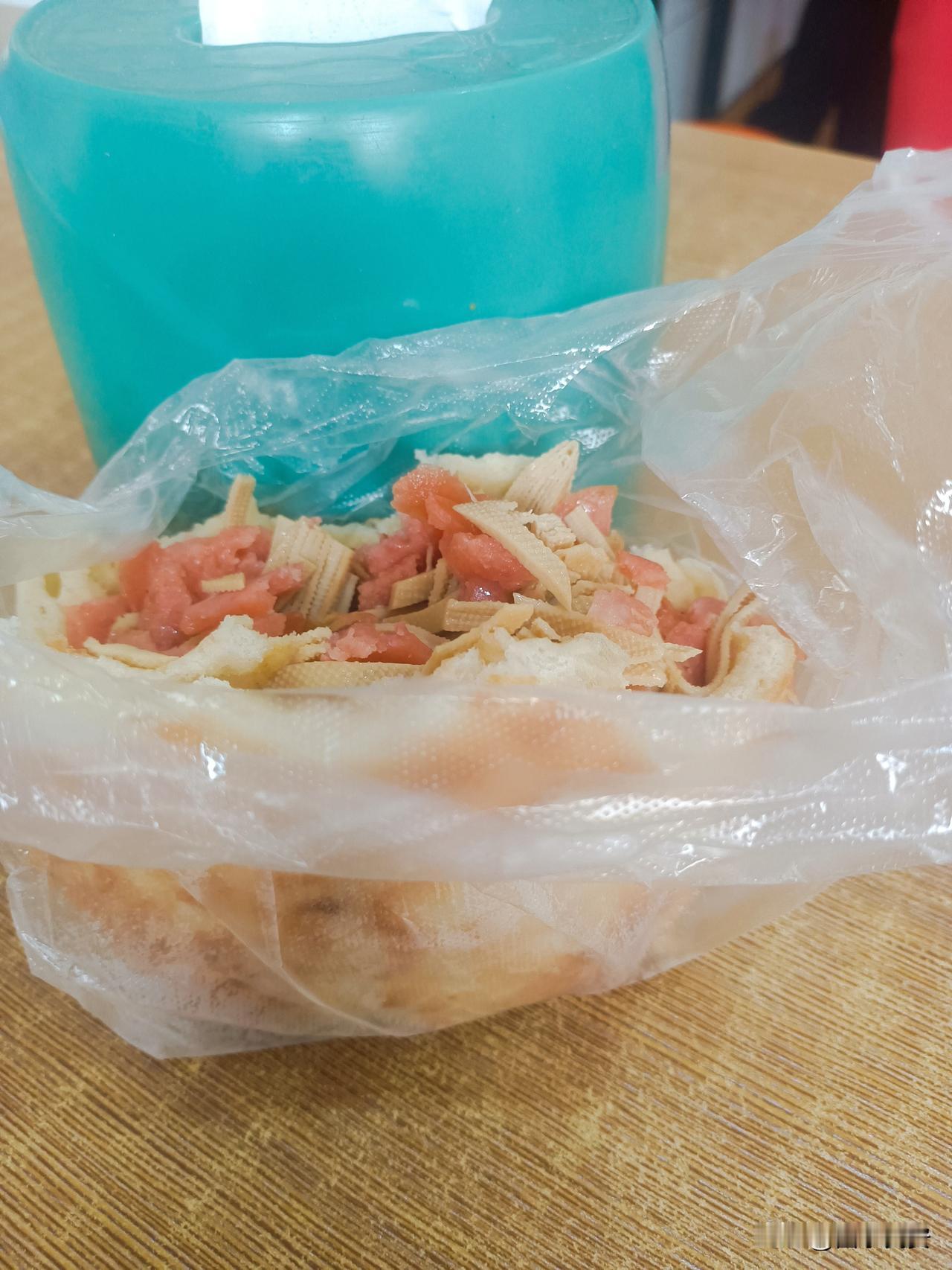 超化街，美食*刚从路边摊抢来的卷凉皮，裹满了碎豆干和腌萝卜丁，咬开那刻软凉的面