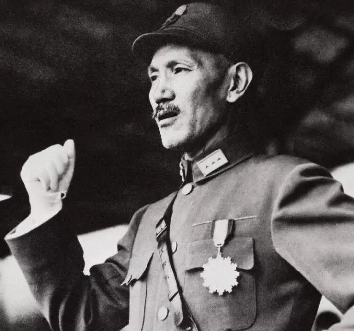 为什么要批判蒋介石？李敖说过这样一句话：“蒋介石到今天还在纠缠我们，用假的历史留