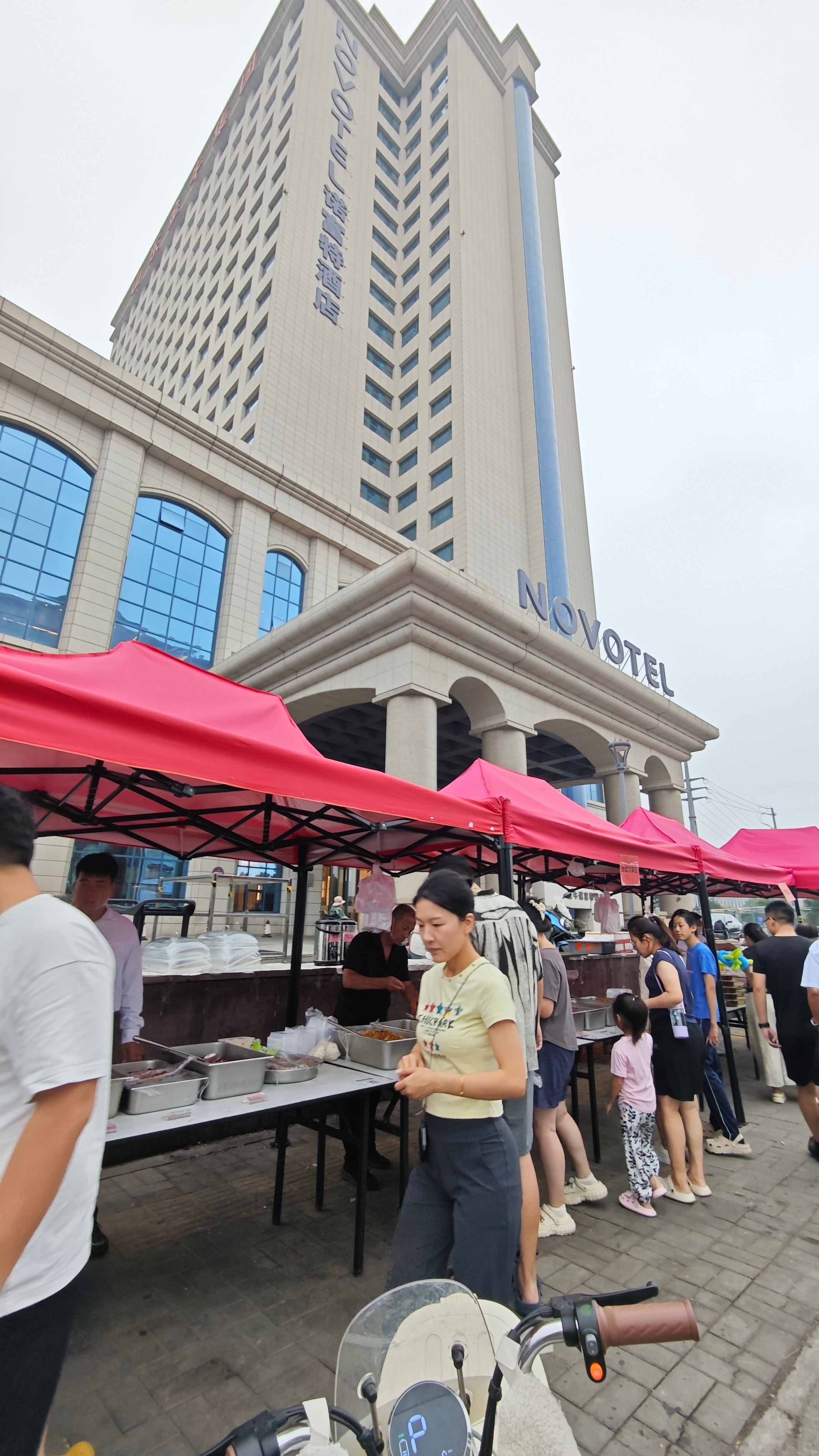 我这好多酒店都有外摆了买的人还不少呢我买了几家感觉味道一般啊[捂脸哭]​​​