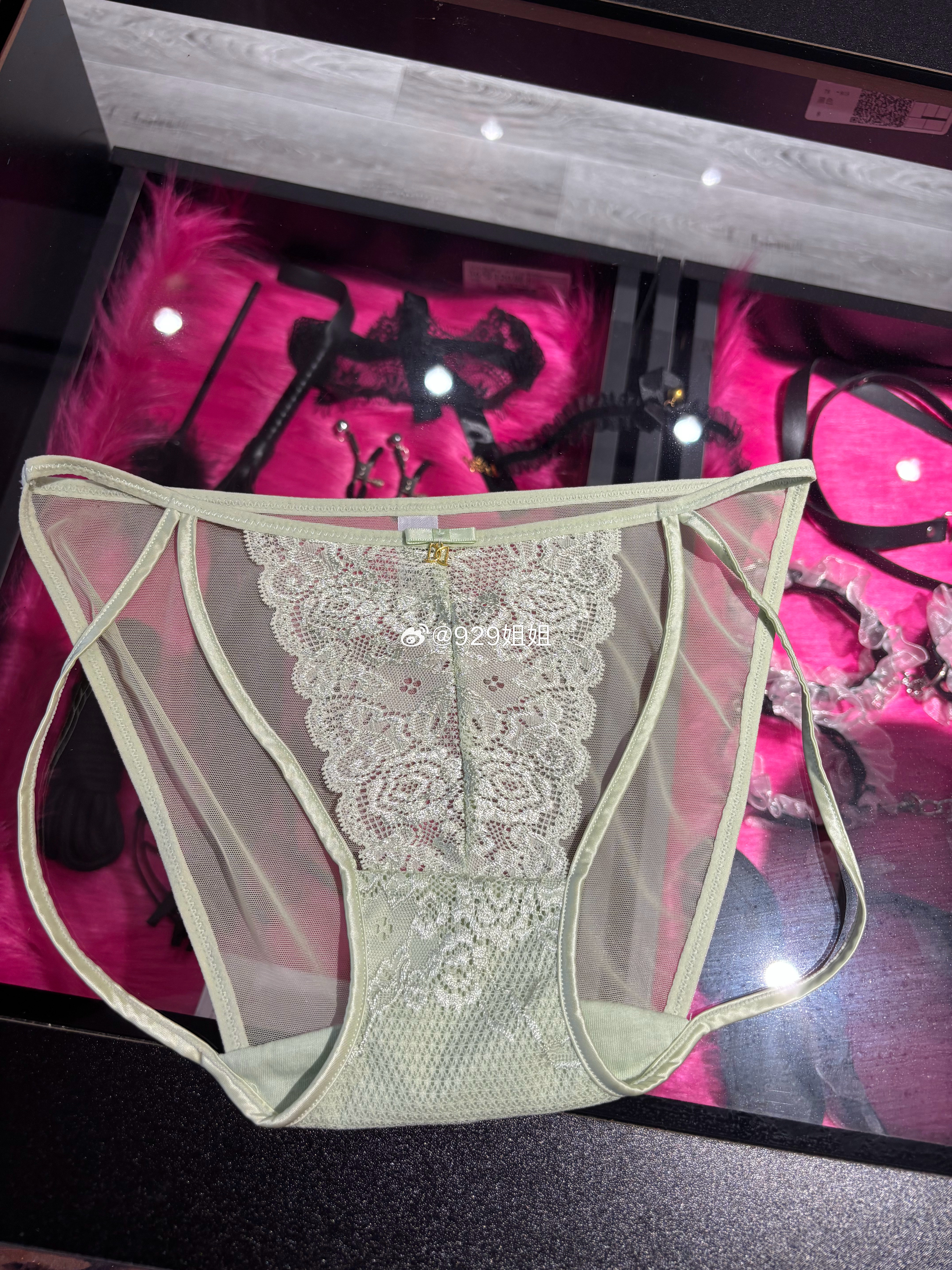 买了件绿色的bra拿条绿色的苦茶子搭配颜色有点浅色系一样也还行吧