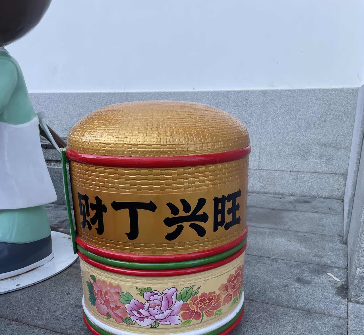 发现了没有？凡是家里生了几个小孩的，前几个一定是女的，最后一个才是男的，现在的社