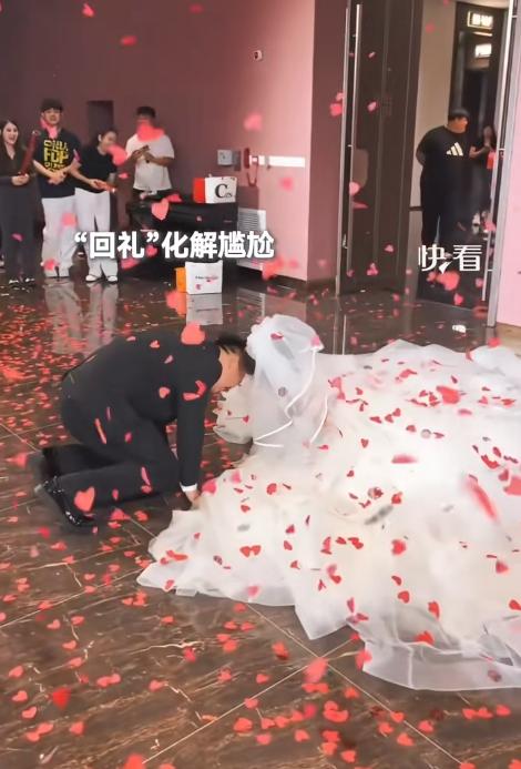 “嫁对人了！”黑龙江，一对新人结婚，新娘入场时意外摔倒，本以为尴尬的不知怎么是好
