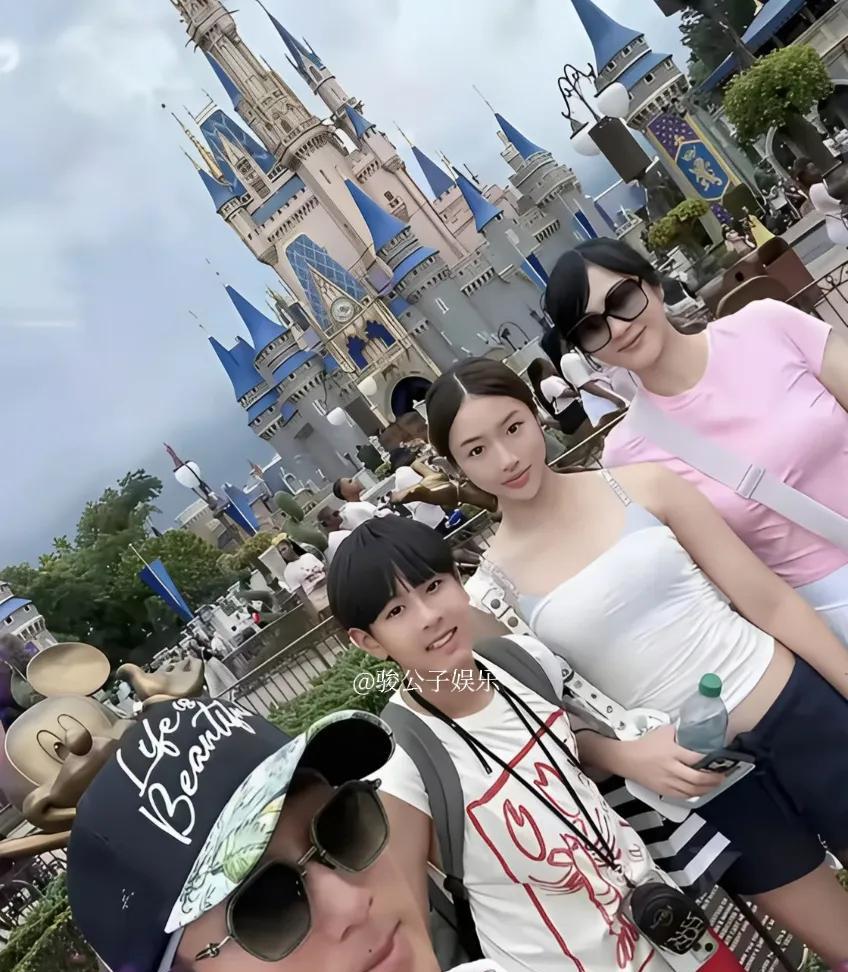 吴尊一家趁着暑假带孩子去了美国迪士尼，度过了一段难忘的时光。他们14岁的大女儿身