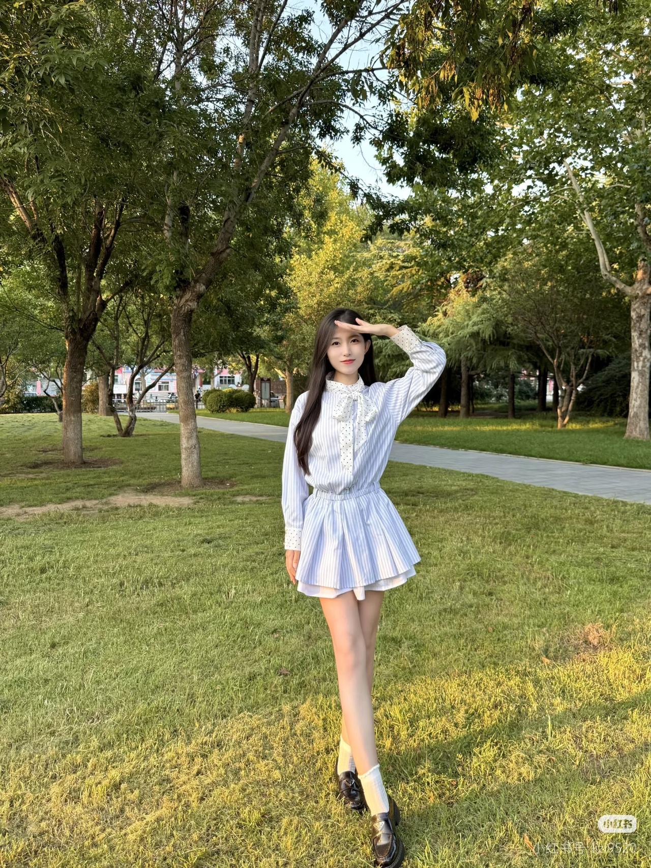 绿树阴中人影斜，轻纱拂面笑语赊。