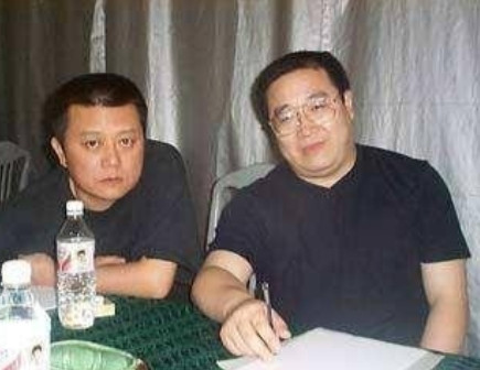 2001年，编剧梁左突发疾病去世，他的好友王朔知道后，第一时间来到了梁左家。来到