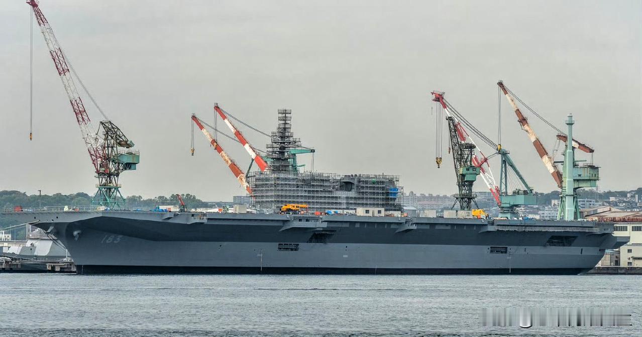 小日子这疯狂备战的速度不得不防啊！画面里就是正在改造升级的小日子出云号准航母。仔