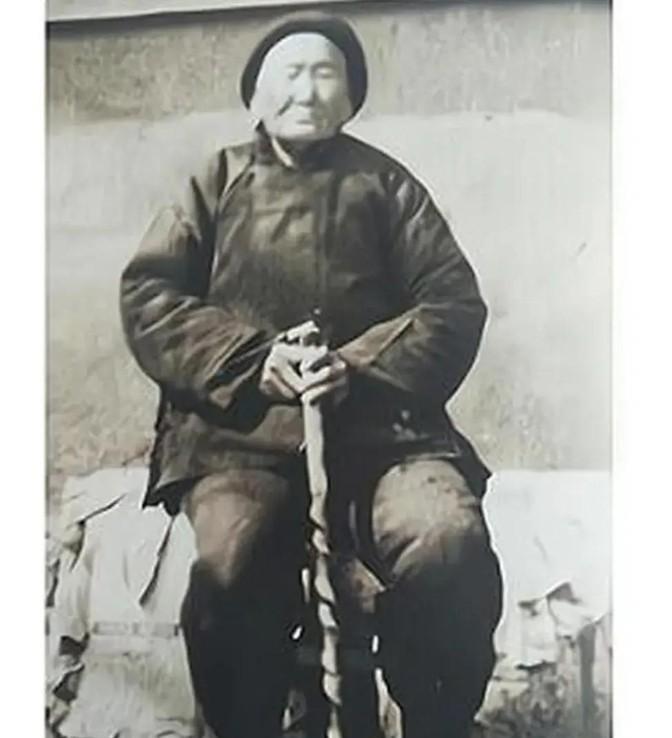 1941年，一位老妇人请“汉奸”侄子吃饭，突然压低声音道“孩子，给我弄