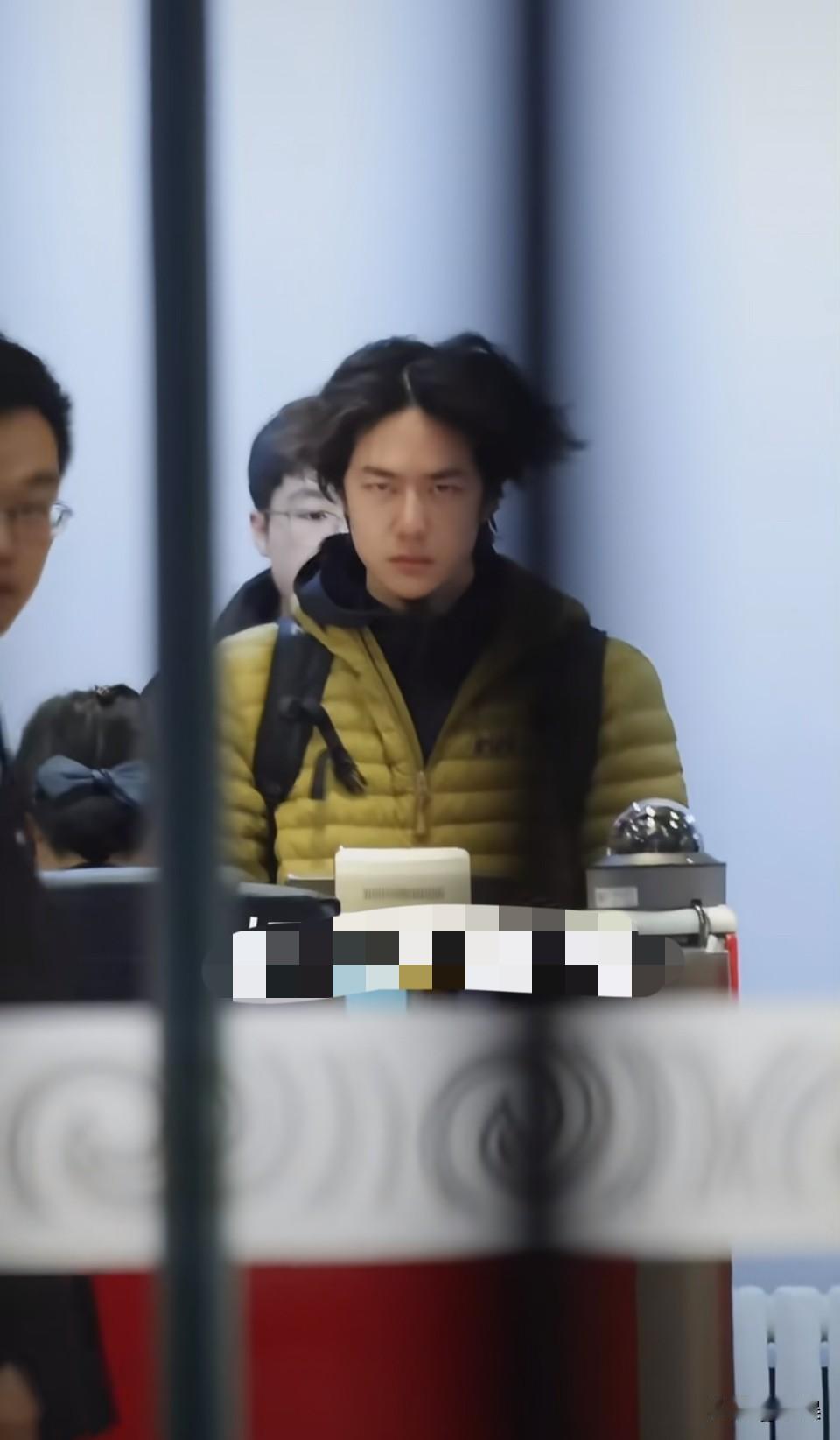 哈哈哈😹怎么能萌成这样，他是怎么做到有man又萌的？很冲突的两种气质竟然能一点