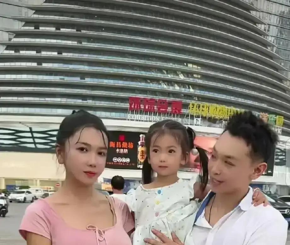 一张照片里，是在商场里提着大包小包，妆容精致，活脱脱一个都市丽人另一张里，是