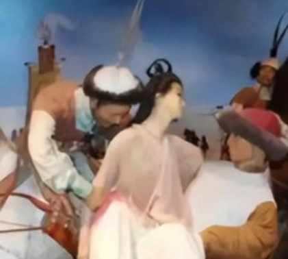 1127年靖康之变后，宋钦宗的朱皇后被俘虏，当她在押送途中方便时，身后却突然跳出