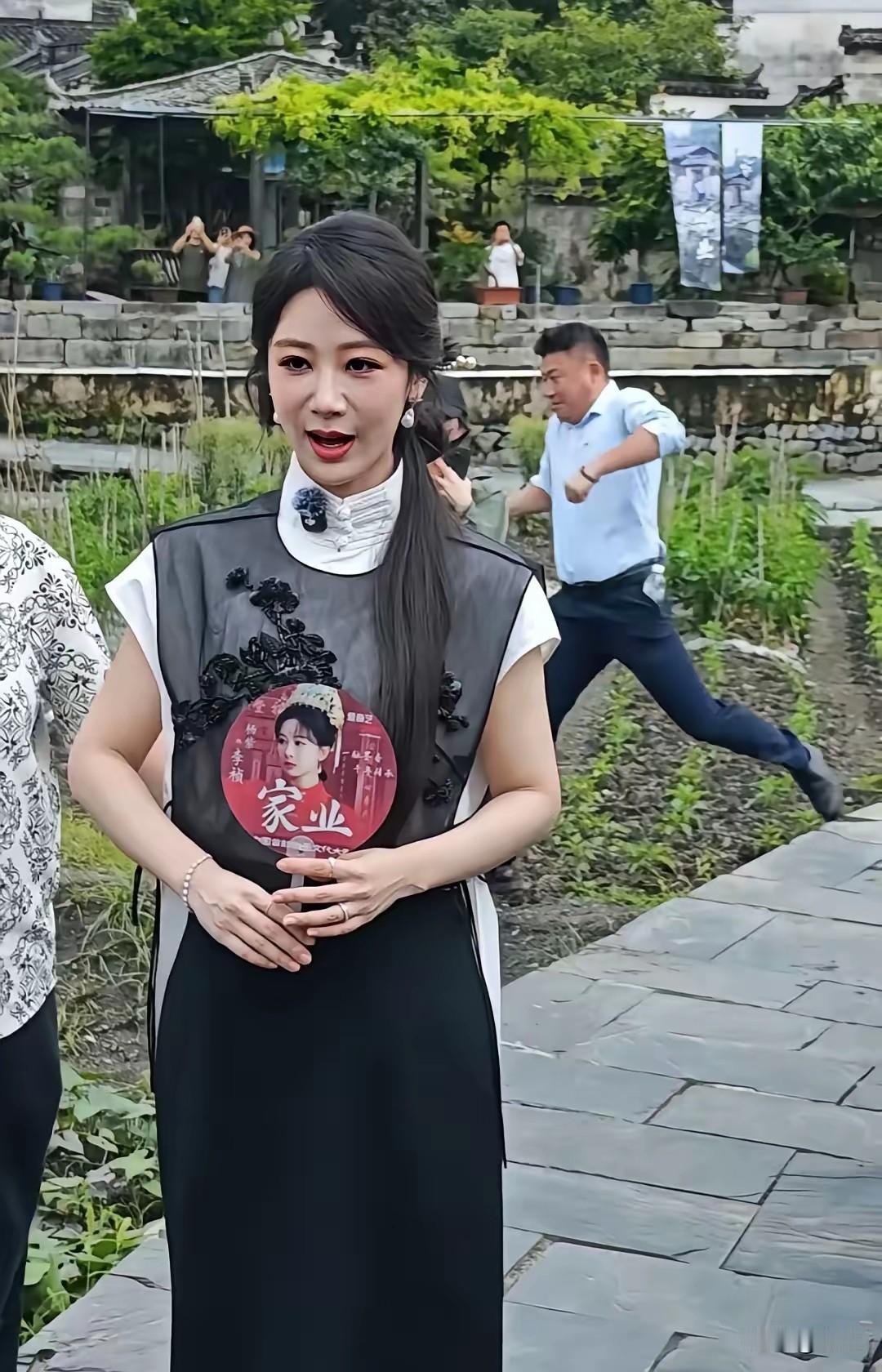 无美颜无滤镜下的杨紫生图状态引发热议，镜头里面部观感略显违和，不少网友猜测是医美