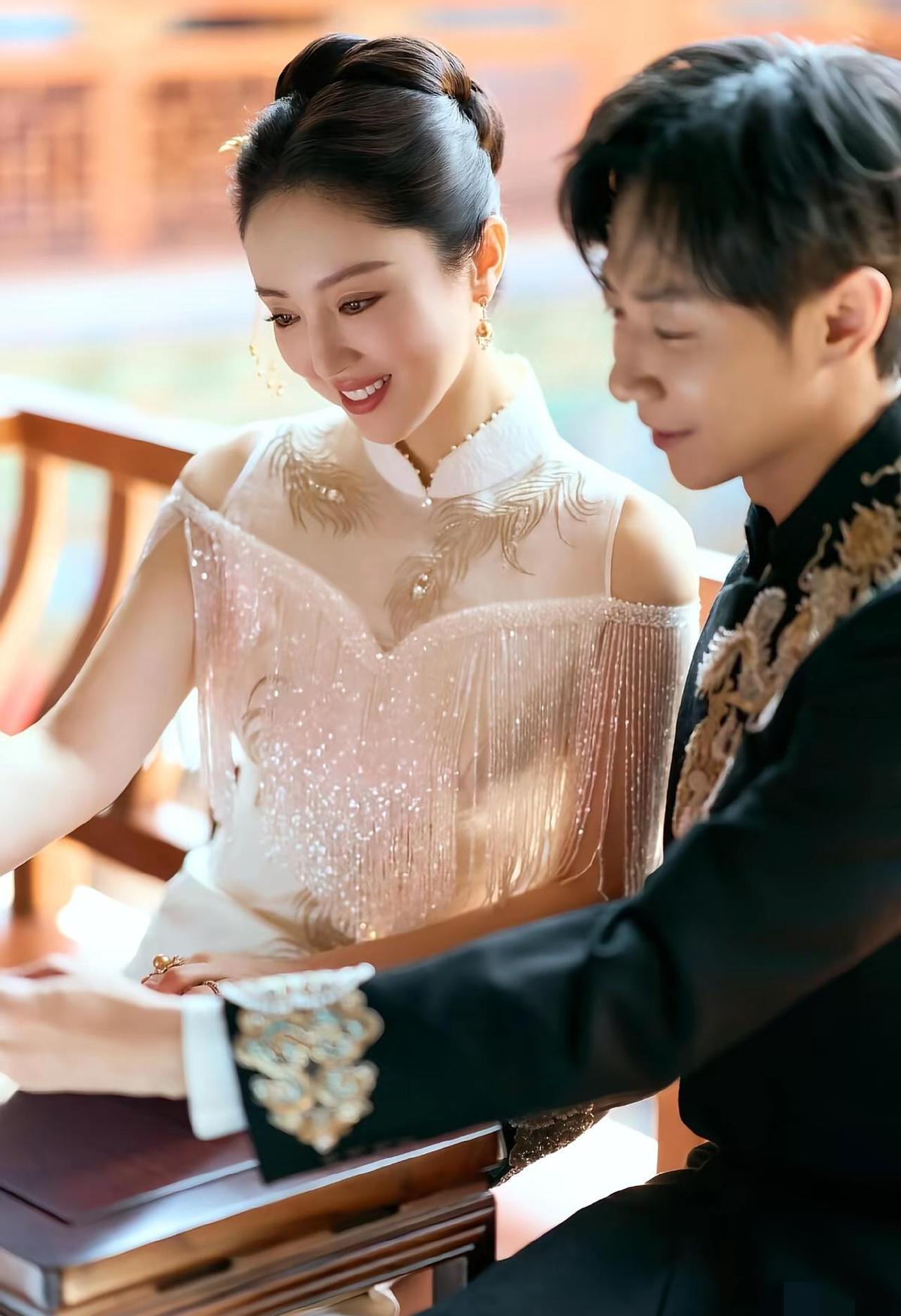 董璇在机场被问婚礼，一脸懵：“我办婚礼了吗？”粉丝说“长长久久”，她低头笑了