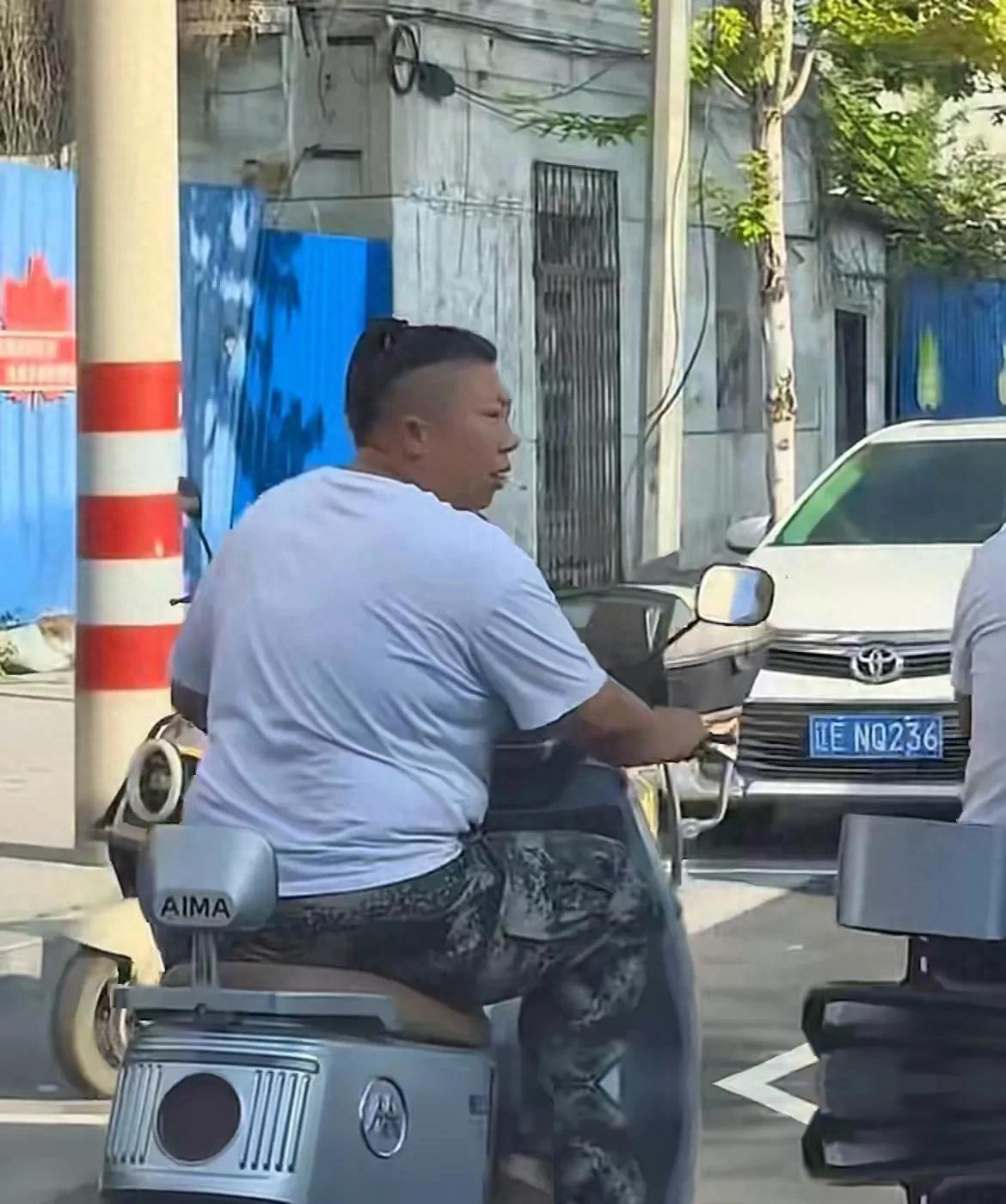 去辽宁本溪的早市逛街，居然能偶遇曾经顶流的“东北雨姐”，这场景确实让人有点恍惚。