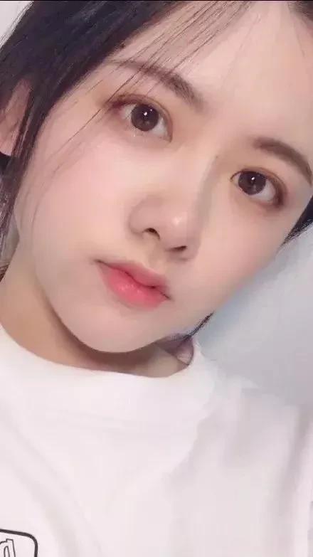 笑话：一男一女去旅游，晚上住宿时，只有一间房了，女的说：一间就一间，我睡地板。男