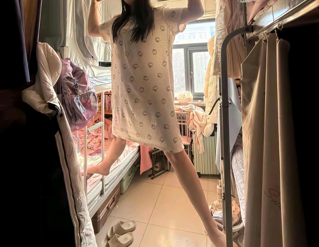 终于知道了女生宿舍为啥买那么多窗帘了，原来是遮挡隐私用的，听说还有好多女生半夜起