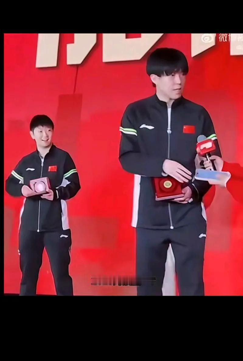 超爱你们俩，因为那是我的青春，我猜莎莎肯定知道大头会看她，才低头笑，貌似没看，其