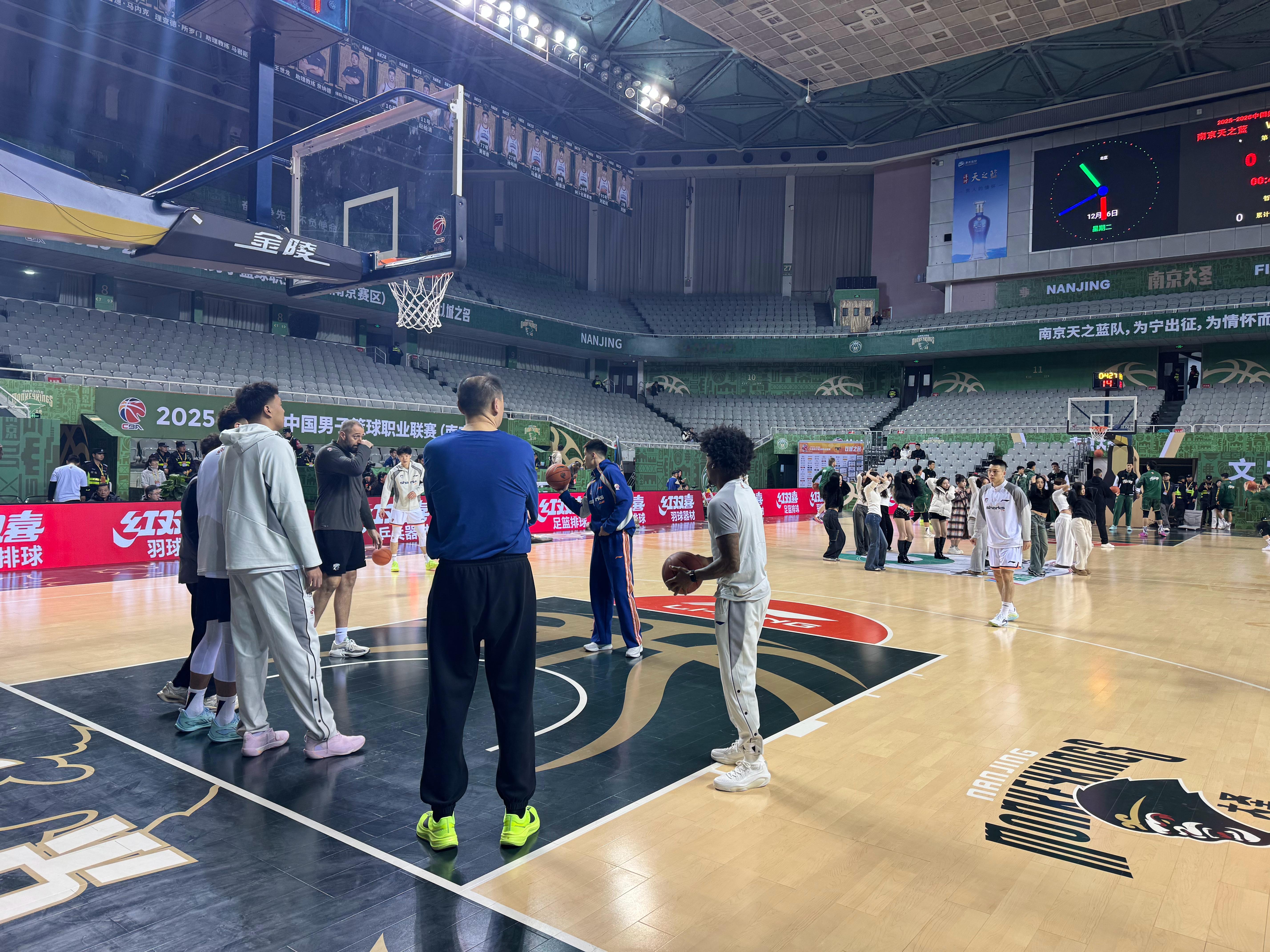 上海男篮12人名单无调整，首发名单不知道会不会有变化，如果和第一场一样的话，潜力