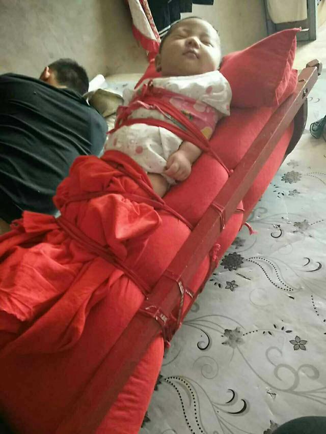 宝宝才两个多月, 每天都被奶奶绑成这样睡觉, 妈妈看到后内心崩溃
