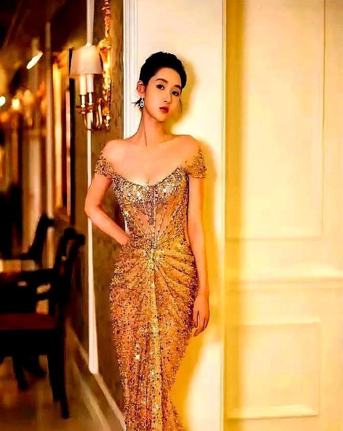 月供四万二，把他掏空了回父母家蹭饭。不是为了填窟窿，是为了凑够一笔钱，把女方的